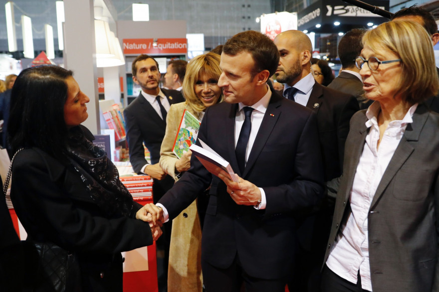 Emmanuel Macron en visite au Salon du livre à Paris jeudi 15 mars 2018