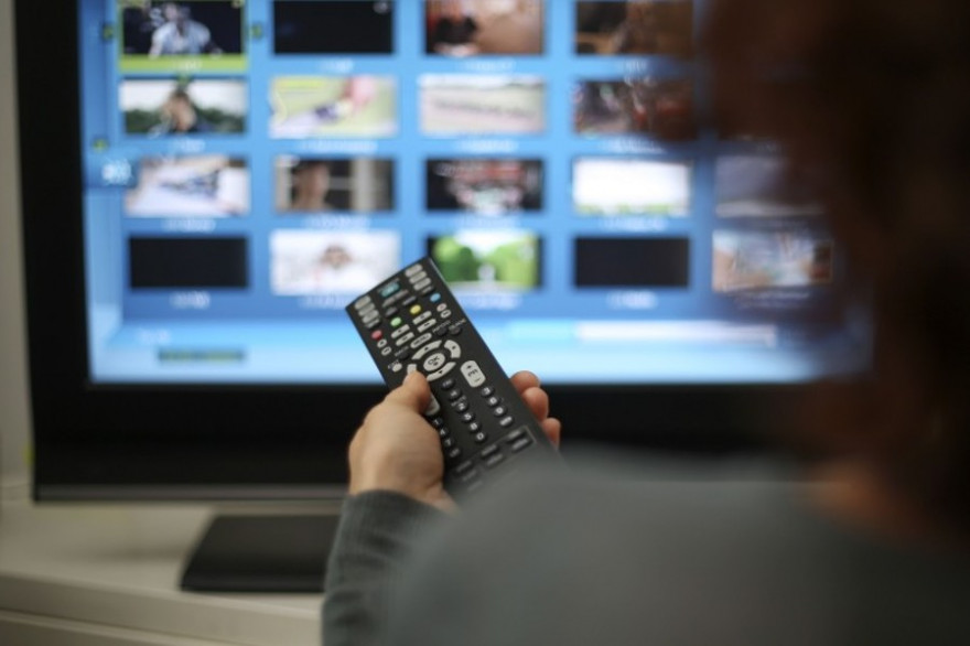 Une femme devant sa télévision (illustration)