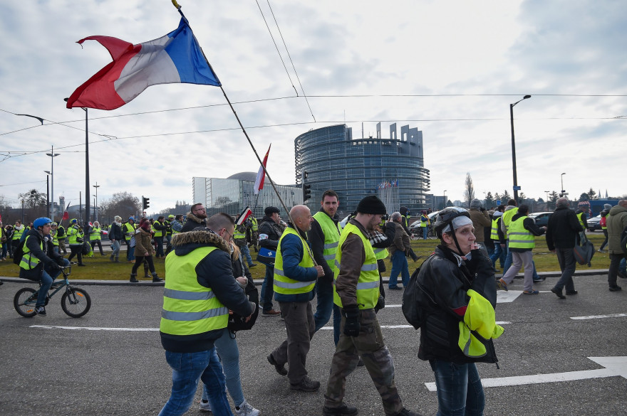 Des "gilets jaunes" manifestent à Strasbourg
