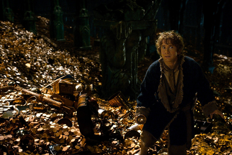 Bilbon marchant sur le trésor de Smaug le dragon dans "The Hobbit"