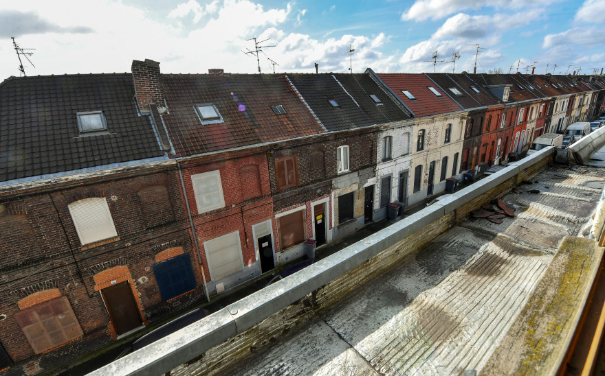Dans cette rue de Roubaix (Nord), des maisons sont mises en vente au prix d'un euro