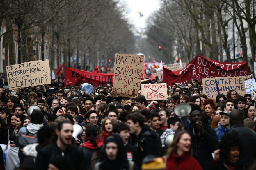 Des étudiants manifestent dans les rues de Paris le 22 mars