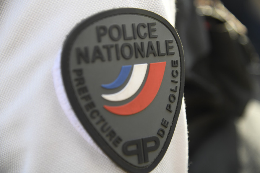 Un badge de police nationale française (image d'illustration)