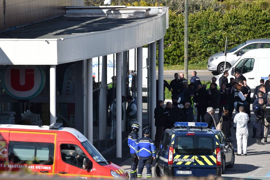 Les forces de l'ordre en dehors du Super U de Trèbes le 23 mars 2018