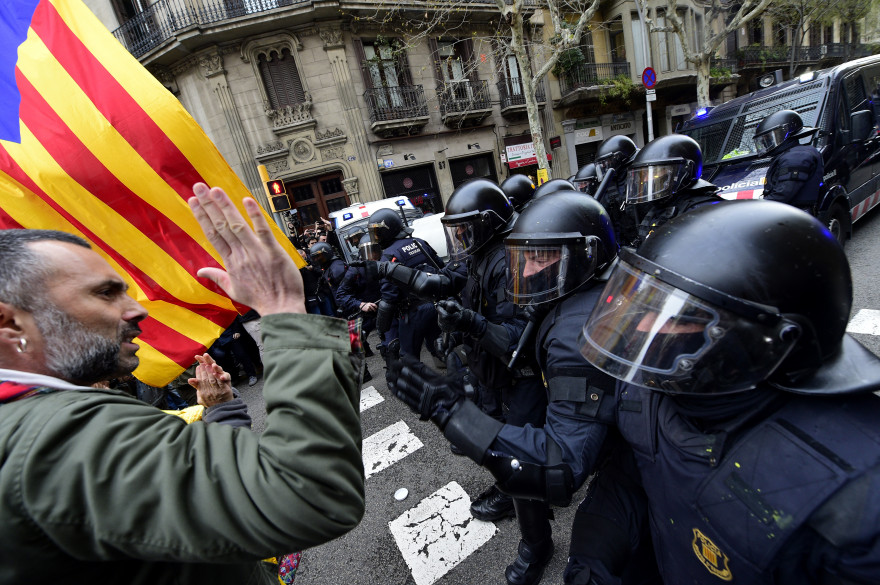 Un manifestant face aux policiers à Barcelone, le 25 mars 2018