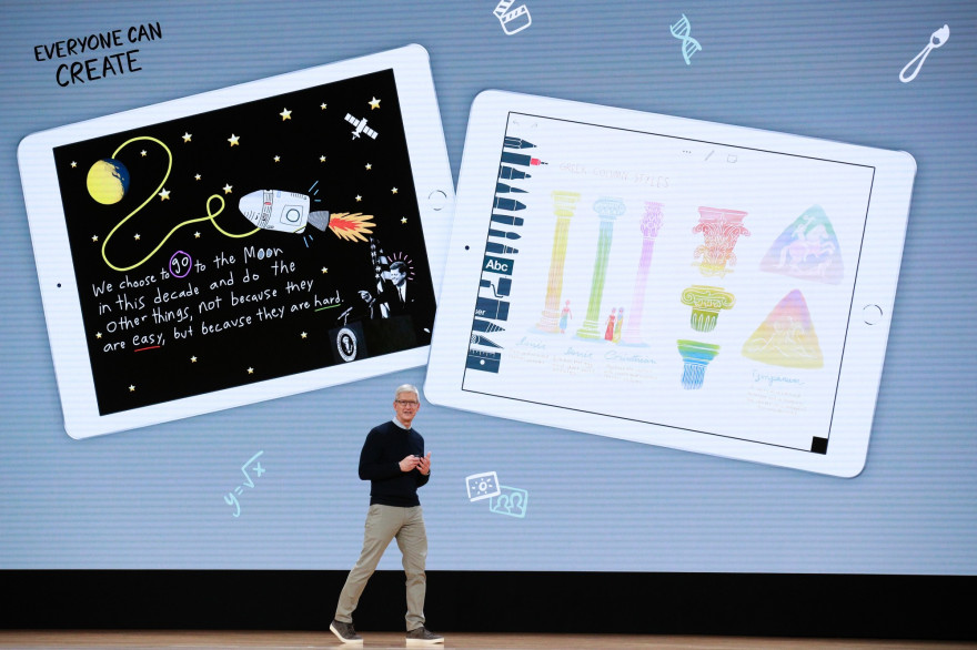Le PDG d'Apple Tim Cook a présenté un nouvel iPad dédié à l'éducation mardi 27 mars 2018