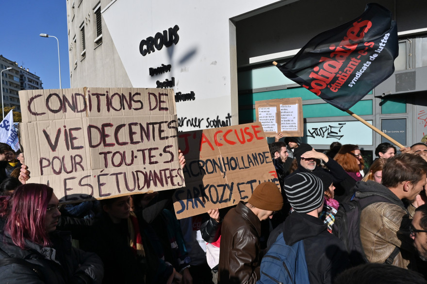 Une manifestation d'étudiants devant le Crous de Lyon, le 12 novembre 2019.