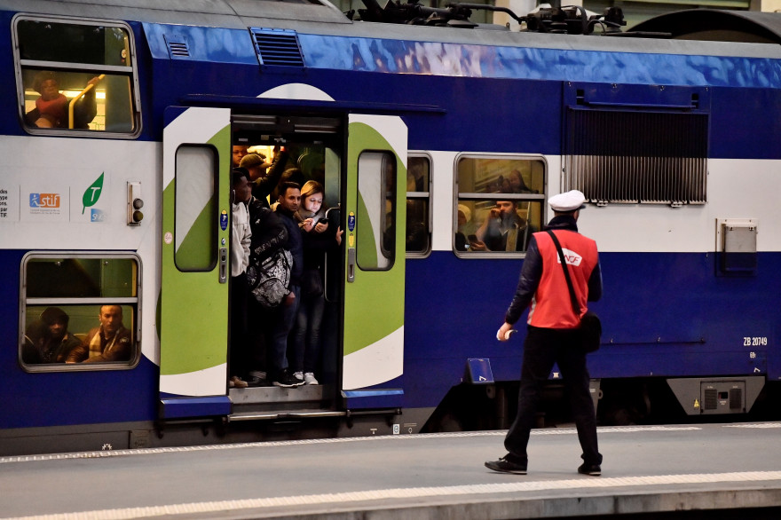 Des usagers s'entassent à la fermeture d'un train au premier jour de la grève perlée de la SNCF, mardi 3 avril 2018