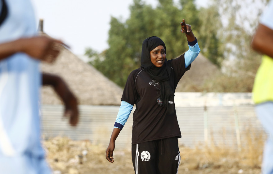 Salma al-Majidi devient la première femme coach d'une équipe de football masculine au Soudan.