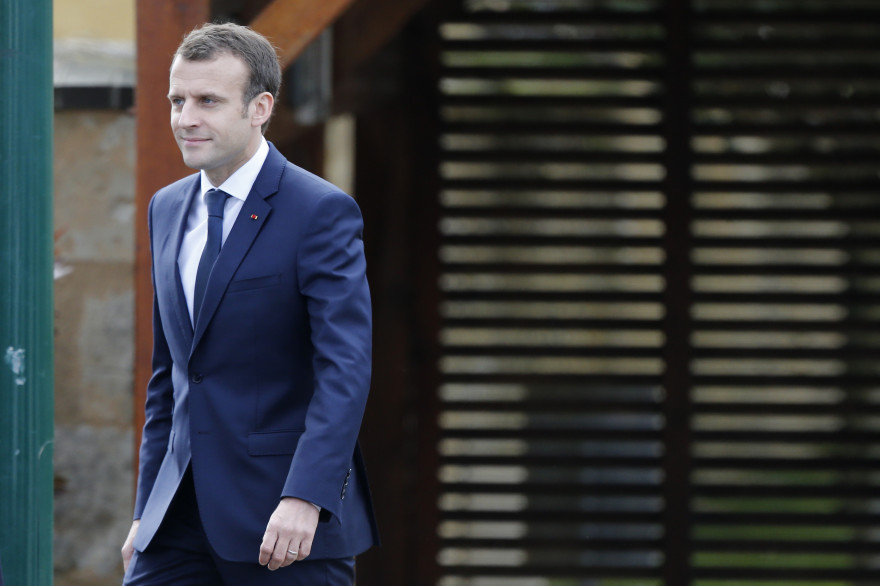Emmanuel Macron arrive à son entretien avec Jean-Pierre Pernaut sur TF1, jeudi 12 avril 2018