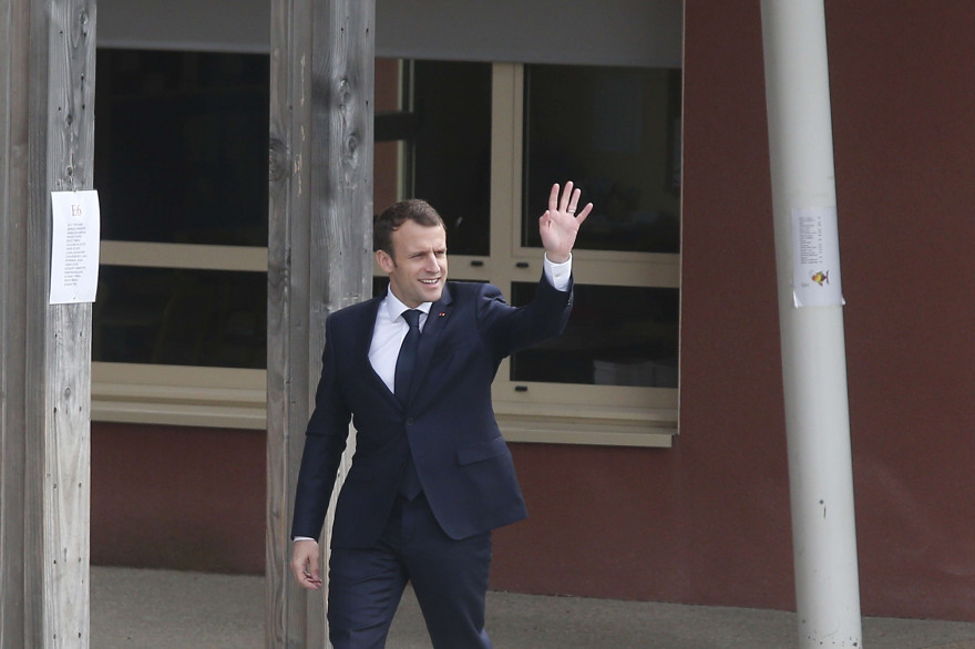 Emmanuel Macron arrive à son interview pour TF1 jeudi 12 avril 2018