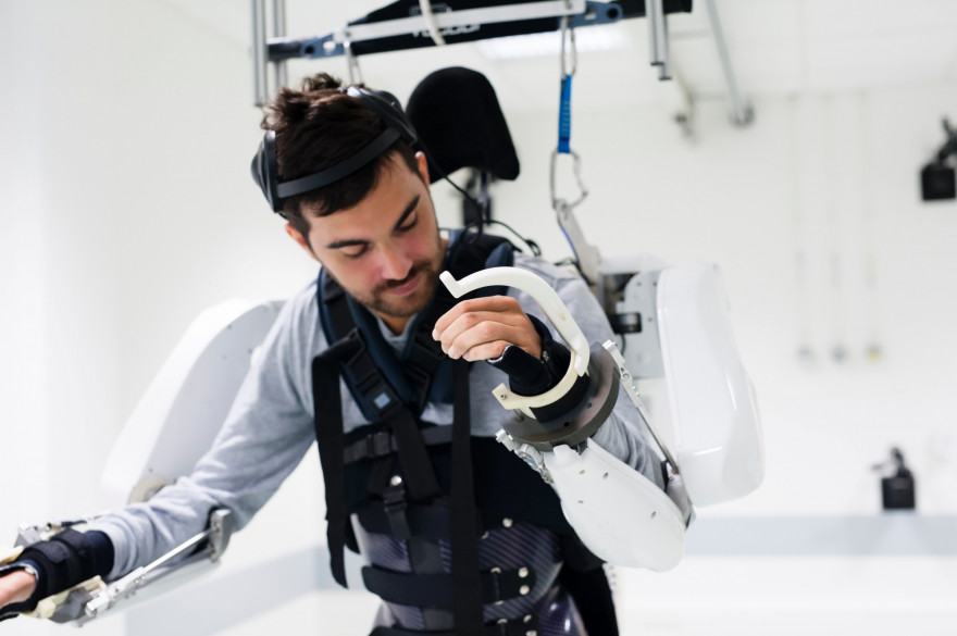 Thibault parvient désormais à marcher grâce à son exosquelette