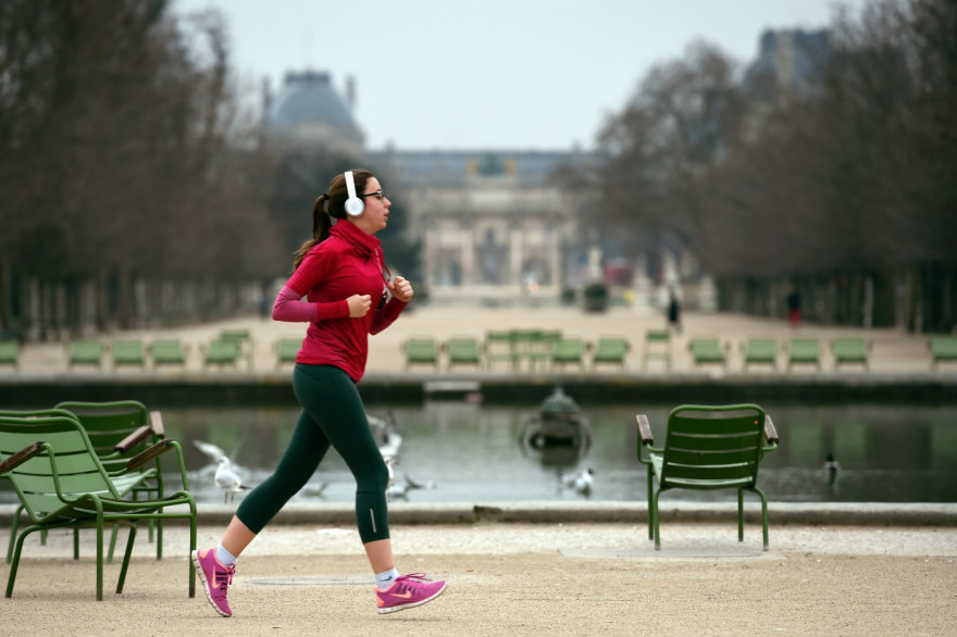 Une femme fait son jogging dans le jardin des Tuileries à Paris (Illustration)