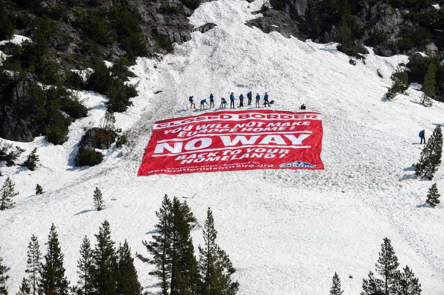 Des militants de Génération identitaire ont mené une opération à la frontière franco-italienne dans les Alpes