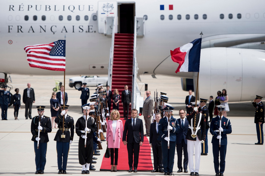 Brigitte et Emmanuel Macron à la sortie de leur avion sur la base aérienne d'Andrews, le lundi 23 avril