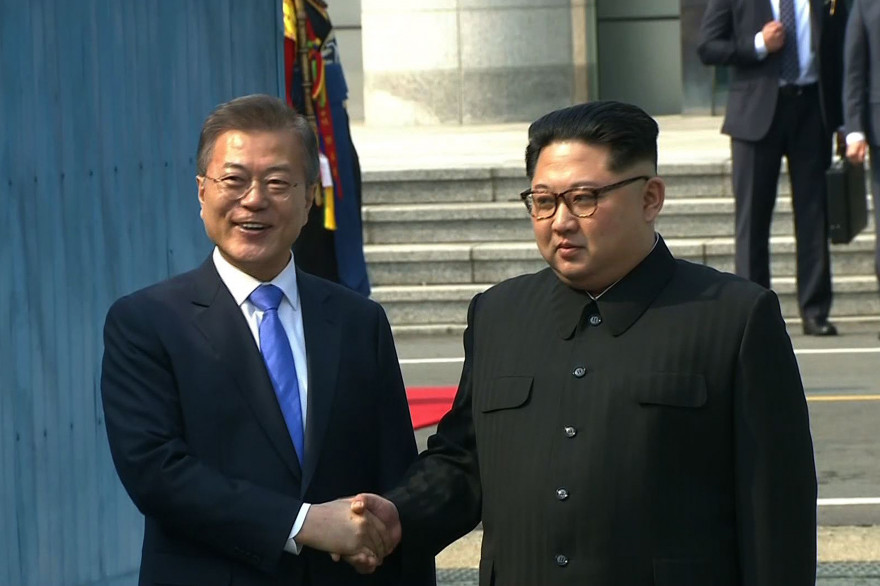 Moon Jae-in et Kim Jong Un se serrent la main le 27 avril 2018