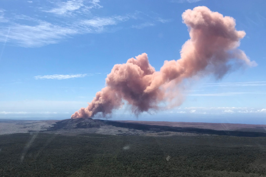 Un nuage de cendres s'échappe du volcan Kilauea à Hawaï le 3 mai 2018