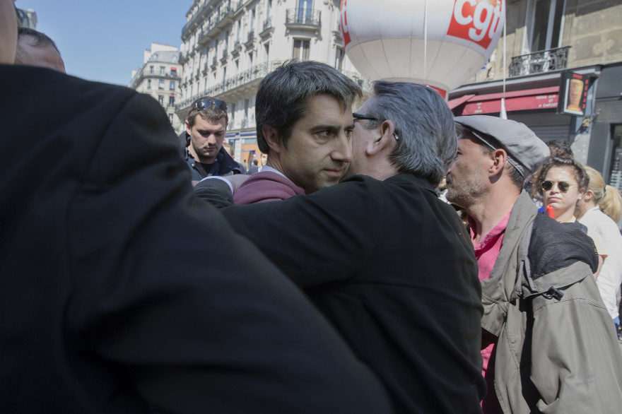 Accolade entre François Ruffin et Jean-Luc Mélenchon samedi 5 mai lors de la "Fête à Macron" lancée par le premier