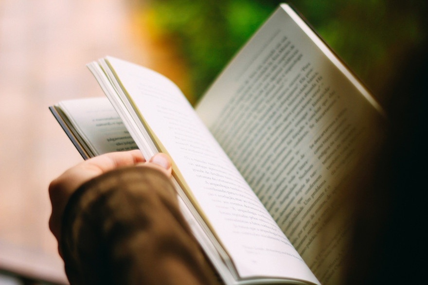 Une femme en train de lire un livre (illustration)