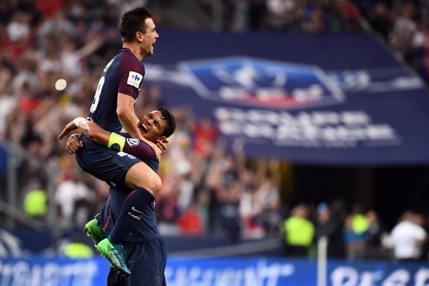 Giovanni Lo Celso dans les bras de Thiago Silva le 8 mai 2018