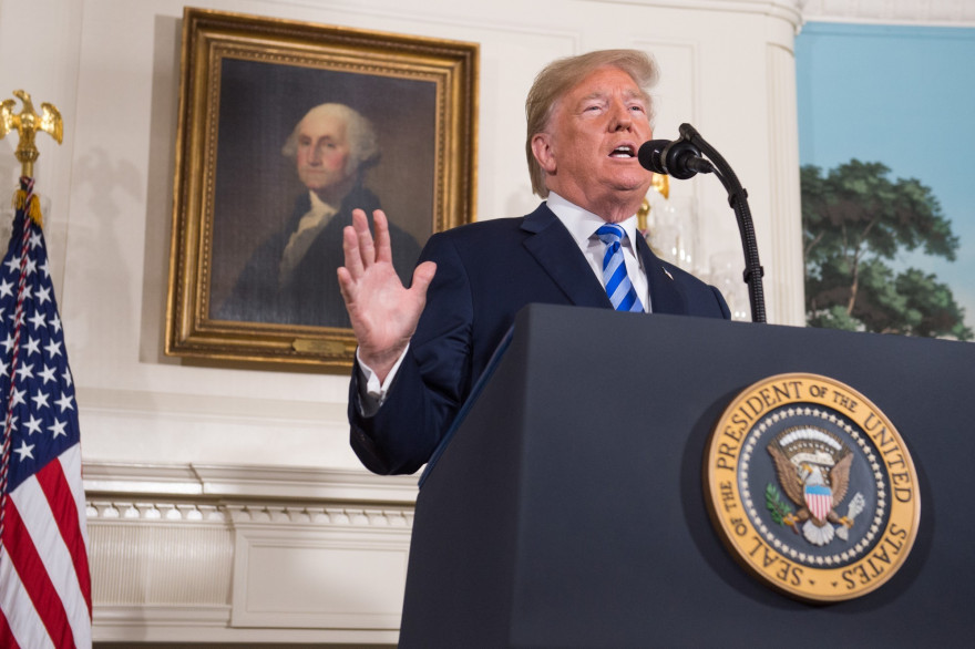 Donald Trump annonçant le retrait des États-Unis de l'accord sur le nucléaire iranien, le 8 mai 2018