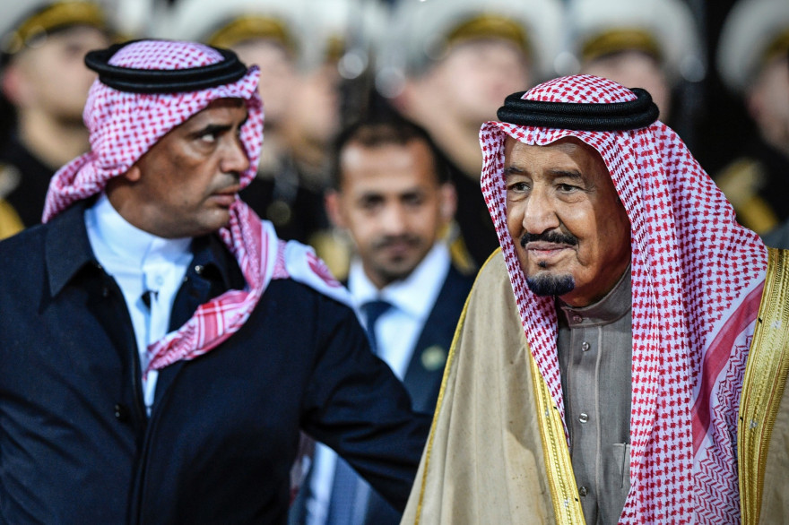 Le roi Salmane d'Arabie saoudite (à droite) et son garde du corps Abdel Aziz al-Fagham (à gauche) en octobre 2017
