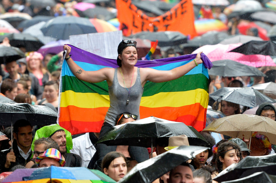 Une manifestante tient un drapeau LGBT à la Gaypride 2014 à Paris (illustration)