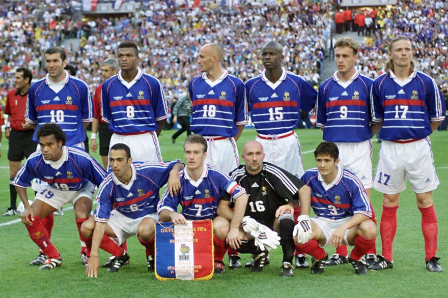 L'équipe de France de football le 12 juillet 1998. De gauche à droite, en haut : Zidane, Desailly, Leboeuf, Thuram, Guivarc'h, Petit. En bas : Karembeu, Djorkaeff, Deschamps, Barthez, Lizarazu
