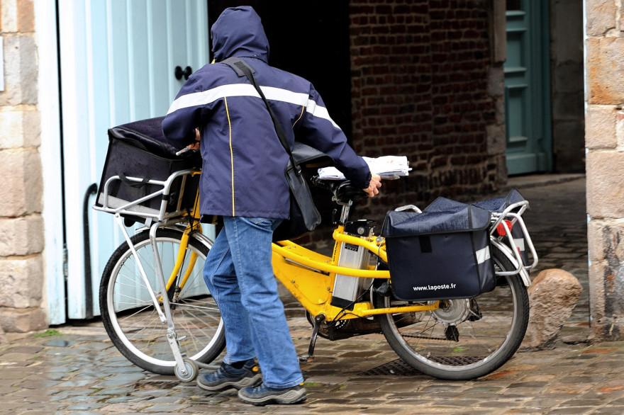 La Poste Recrutement Facteur Velo Essonne : un facteur qui jetait le courrier aux ordures pris en
