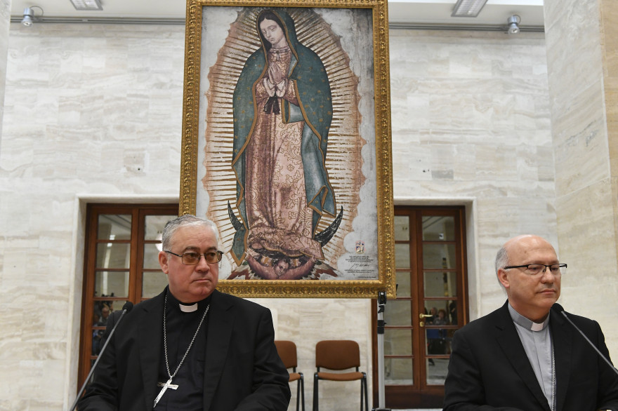 Juan Ignacio Gonzalez et Luis Fernando Ramos Perez en conférence de presse au Vatican le 18 mai pour annoncer la démission de 34 évêques chiliens