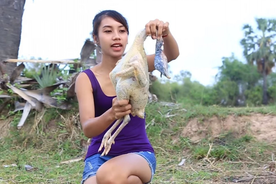 Un couple de Cambodgiens a choqué les internautes en cuisinant des espèces protégées