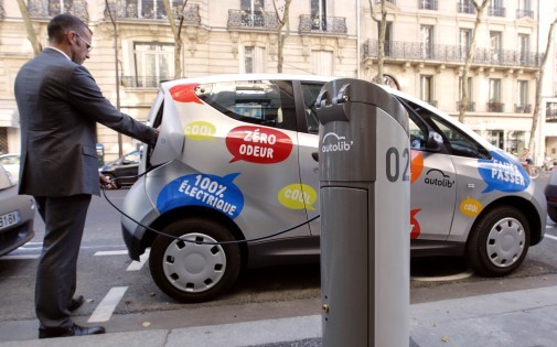 Un homme prend une Autolib' à Paris, le 2 octobre 2011 (illustration)