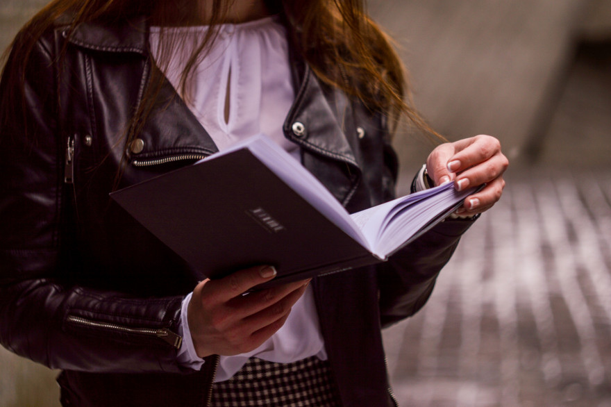 Une femme en train de lire (illustration)