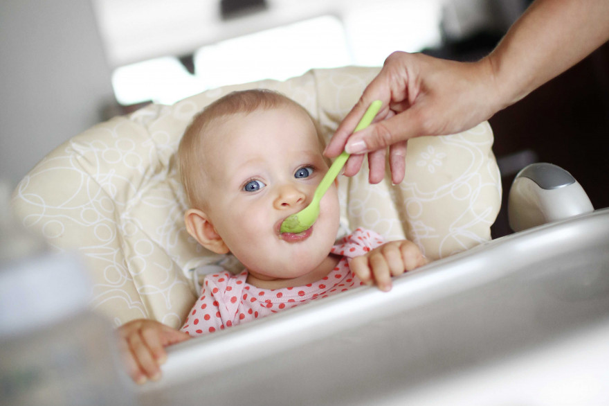 Un bébé pendant son repas