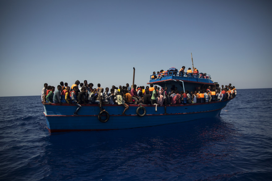 Un bateau de fortune transportant des migrants en Méditerranée (archives)