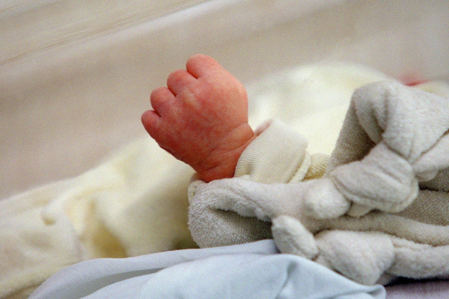 Un bébé à la maternité (illustration)