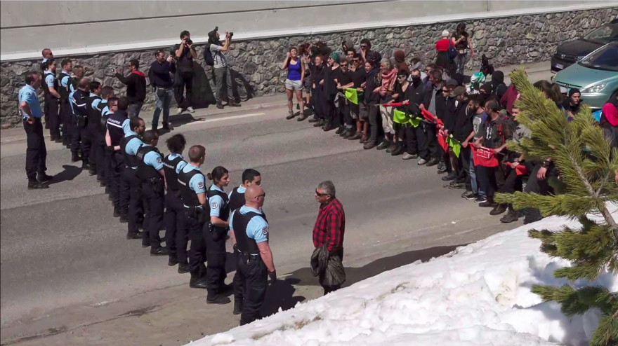 Des militants pro-migrants font face aux forces de l'ordre à Montgenevre (Hautes-Alpes) le 22 avril 2018.