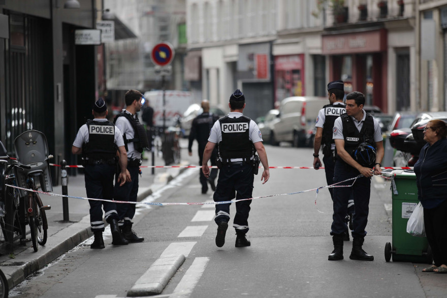 Les forces de l'ordre et les secours près d'une prise d'otages à Paris le 12 juin 2018