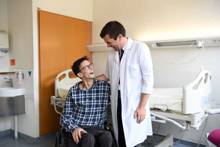 Le docteur Guillaume Canaud et Emmanuel, le premier patient atteint du syndrome de Cloves à avoir pris son traitement expérimental, à l\'hôpital Necker de Paris, le 13 juin 2018.Le docteur Guillaume Canaud et Emmanuel, le premier patient atteint du syndro