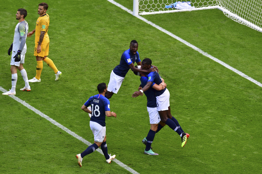 Les Bleus félicitent Paul Pogba samedi 16 juin 2018 à Kazan