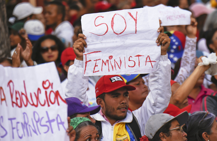 Un manifestant vénézuelien arbore une pancarte "Je suis féministe" lors d'un rassemblement à Caracas, en mai 2016.