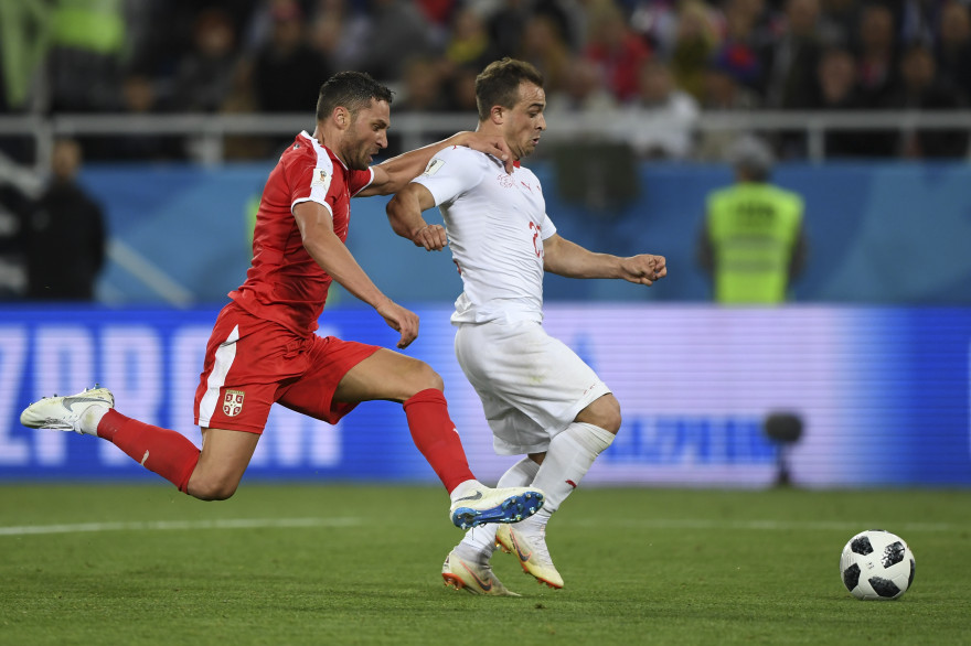 Xherdan Shaqiri au duel avec le serbe Dusko Tosic le 22 juin à Kaliningrad