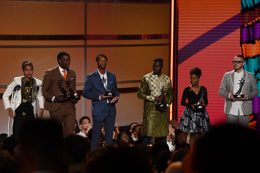Mamoudou Gassama, quatrième personne en partant de la gauche, a reçu un BET Award à Los Angeles le 24 juin pour son acte de bravoure