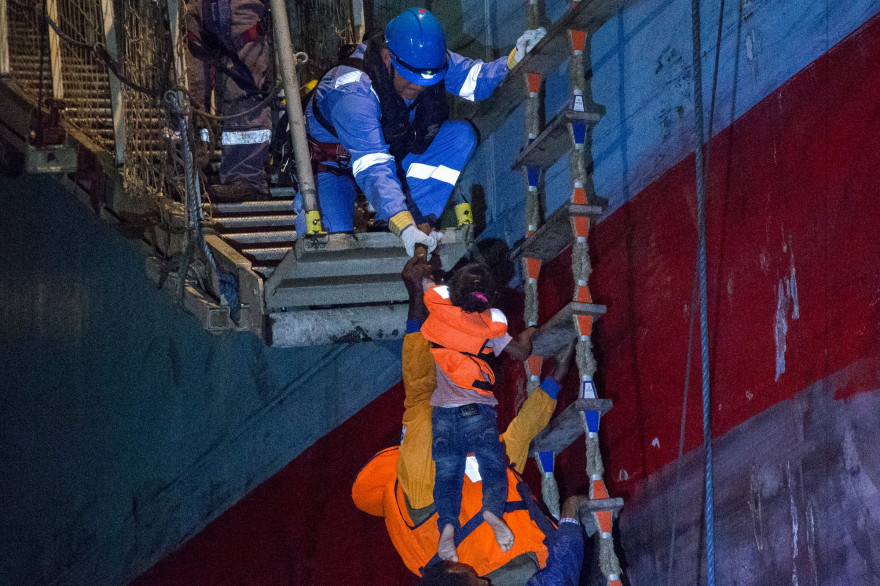 Un enfant est débarqué du cargo danois, le 22 juin en Sicile.