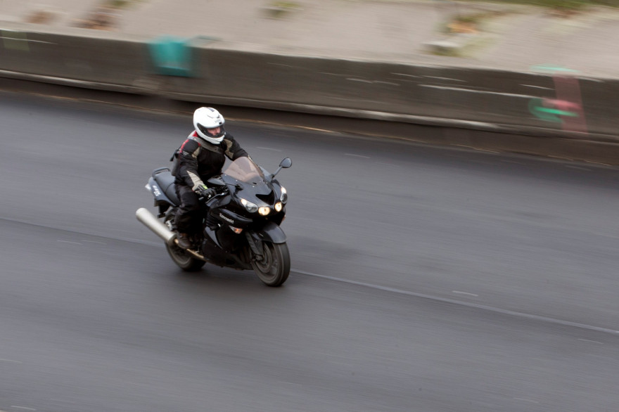 Un motard sur l'autoroute (illustration)