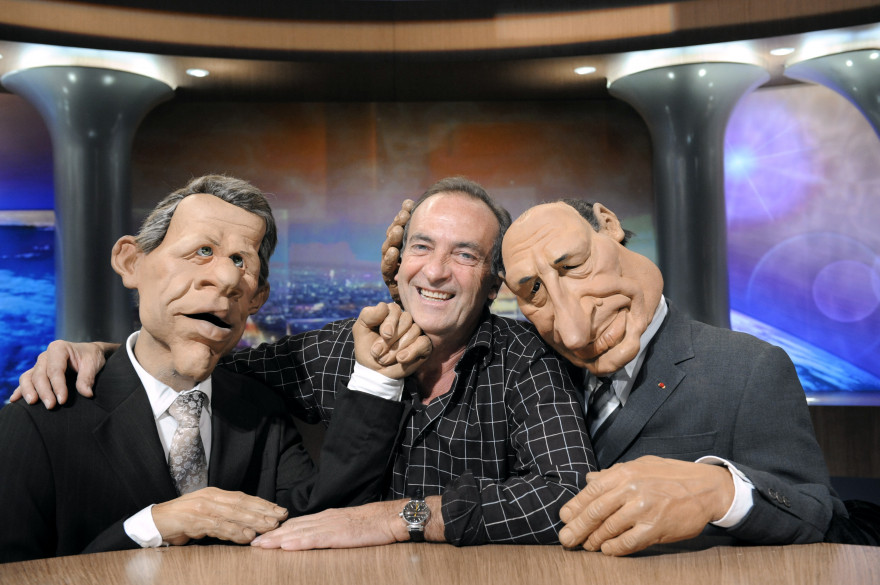 Yves Lecoq, une des voix des Guignols, pose avec les marionnettes de Patrick Poivre d'Arvor et Jacques Chirac, le 11 février 2009.