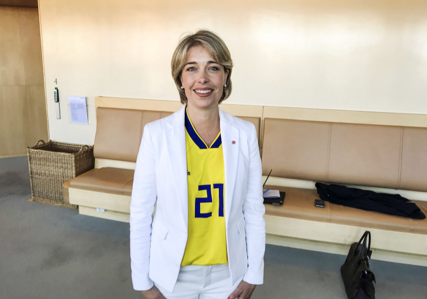 Annika Strandhäll, la ministre des Affaires sociales et de la Santé, a porté le maillot de Jimmy Durmaz à l'Assemblée, en signe de soutien contre les insultes racistes qu'il a reçu pendant la Coupe du Monde 2018.