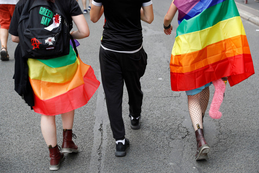 Des participants arborent le drapeau arc-en-ciel, symbole du mouvement LGBTQ+