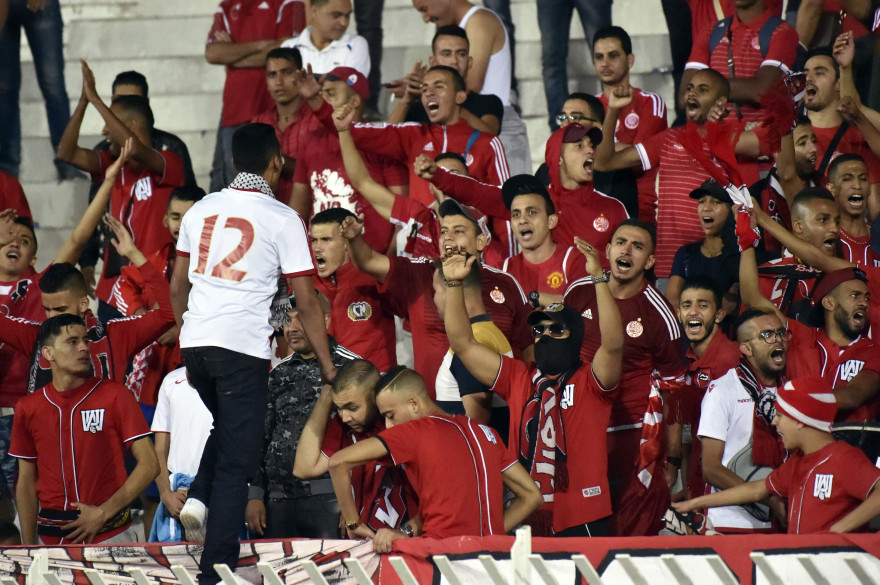 Des supporters de l'USMA, lors d'un match contre le Wydad Athletic Club de Casablanca, au stade du 5-Juillet-1962 à Alger, le 29 septembre 2017.