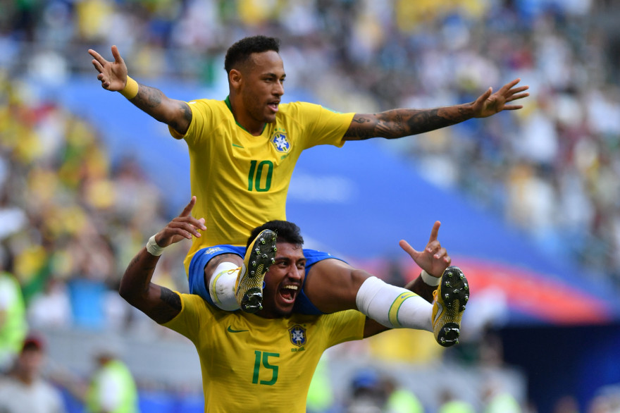 Neymar sur les épaules de Paulinho le 2 juillet 2018 à Samara